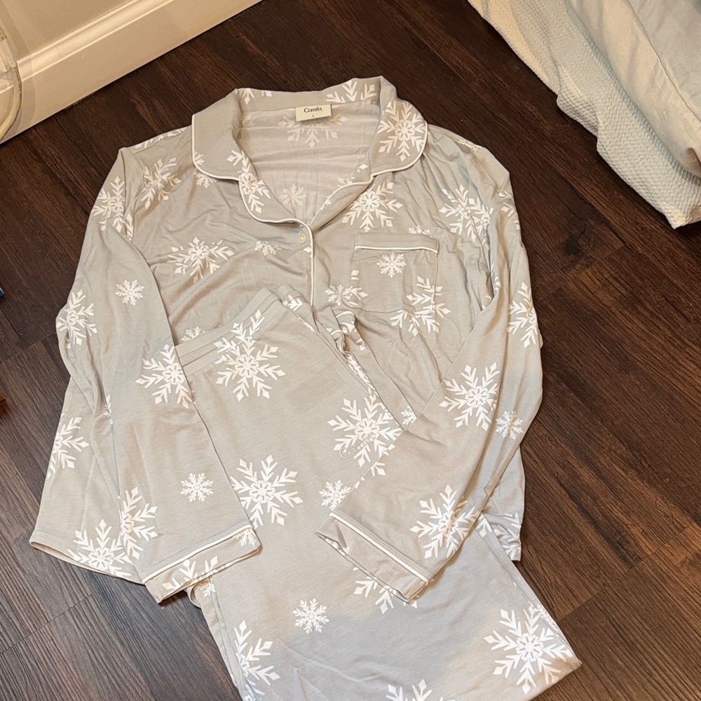 Comfrt Pajama Set with White Snowflakes